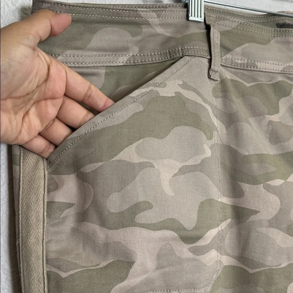 Torrid Sz 24 Women's Light Neutral Camouflage Cropped Pants - Picture 4 of 16